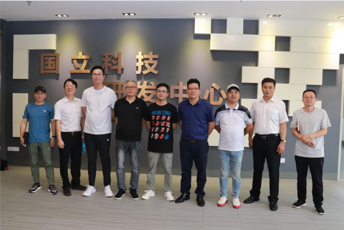 安踏研發(fā)副總裁王有承率公司創(chuàng)新部高工、資深設(shè)計(jì)師參訪我司