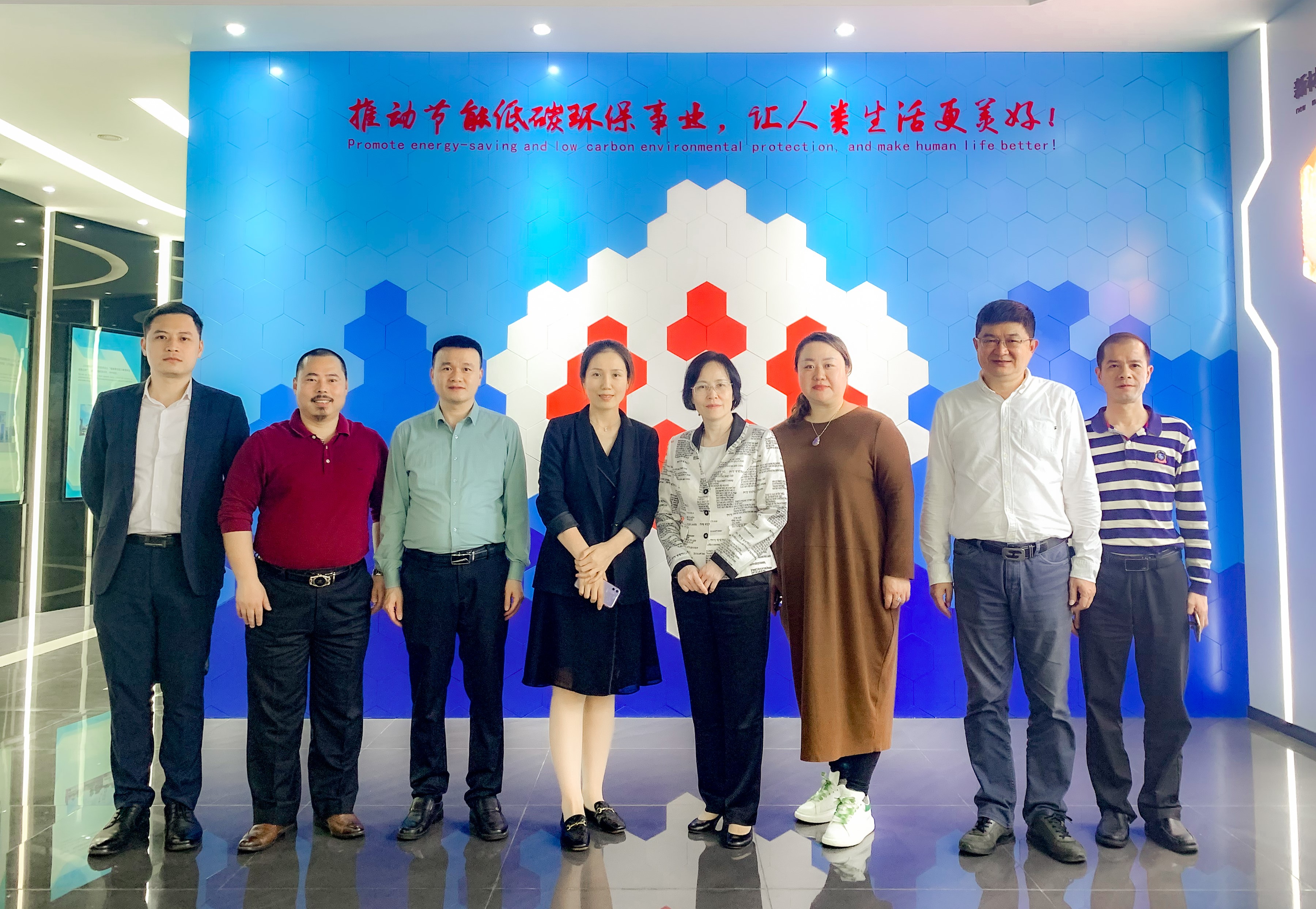 東莞市臺港澳事務局黃慧紅局長調研我司節(jié)能低碳環(huán)保新材料產業(yè)